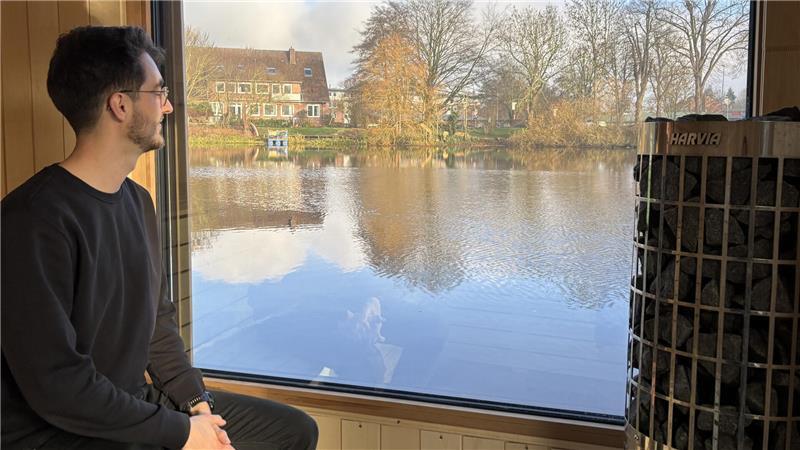Heiß und smart zugleich: So funktioniert Stades schwimmende Sauna Chris Duwe kommt selten dazu, den Blick aus der Sauna durchs Panoramafenster auf den Burggraben selbst zu genießen.