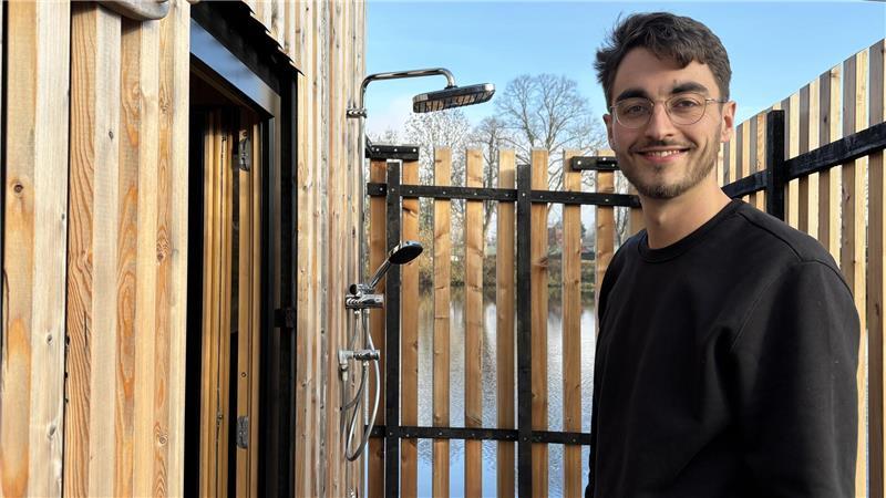 Heiß und smart zugleich: So funktioniert Stades schwimmende Sauna Chris Duwe zeigt die Dusche für die Saunagäste.
