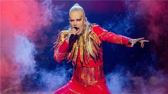 Chris Harms, Sänger von Lord Of The Lost, steht bei den Proben zu "Eurovision Song Contest 2023 - Unser Lied für Liverpool" auf der Bühne.  Foto: Rolf Vennenbernd/dpa