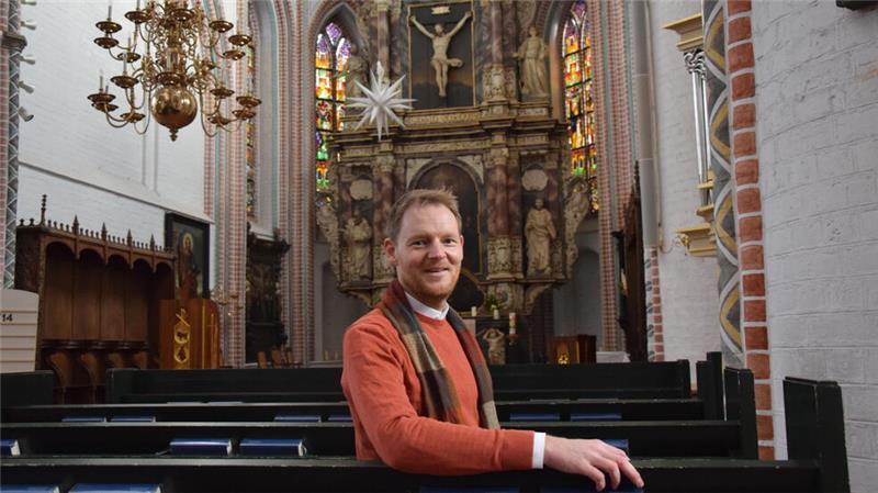 Vorher war er Lehrer: Das ist der neue Pastor in Buxtehude Chris Hasemann wird neuer Pastor der St.-Petri-Kirchengemeinde in Buxtehude. Das Foto zeigt den 42-Jährigen auf den Sitzbänken vor dem Hauptaltar in der St.-Petri-Kirche.