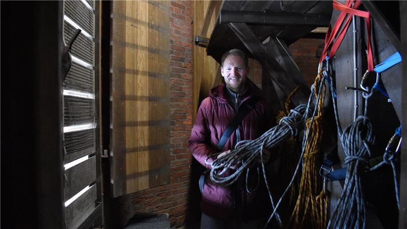 Abseilen am Petri-Turm: Spektakulärer Kletterakt in Buxtehude Chris Hasemann zeigt die am Glockenstuhl befestigte Abseilausrüstung.