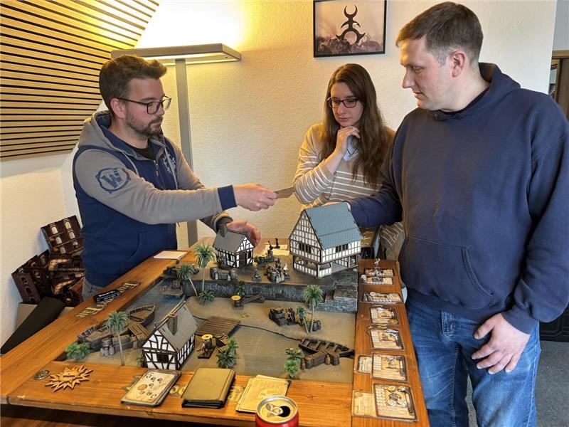 In diesem Horneburger Laden bekämpfen sich Piraten, Orks und Aliens Chris Holstein, Christina Overbeck und Sascha Dannenberg tauchen für einen Tag in die Welt der Freibeuter ab.