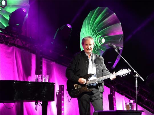 Chris de Burgh rockte die Stadeum-Bühne ganz ohne Band. Fotos: Weselmann