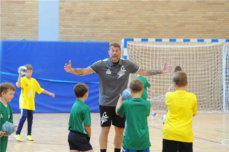 Chrischa Hannawald findet bei den Kindern den richtigen Ton. Foto: Berlin
