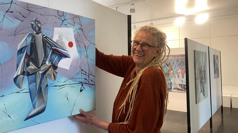 Ausstellung: Christa Donatius versammelt Kunst im Quadrat Christa Donatius platziert eines ihrer neuesten Werke an einer der Stellwände im Foyer der Hochschule 21