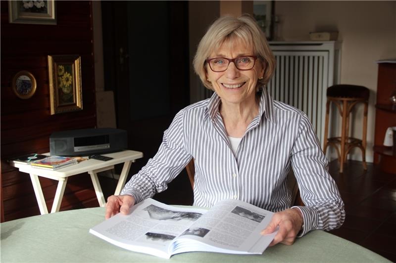 Christa Dyroff hat drei Jahre lang Zeitzeugen in Neuenfelde befragt – und deren Erinnerungen an die Kriegszeit aufgeschrieben. Die Dokumentation gibt ein bewegendes Zeugnis vom Leid und Sterben in dem kleinen Dorf nahe Hamburg. Foto: Michae