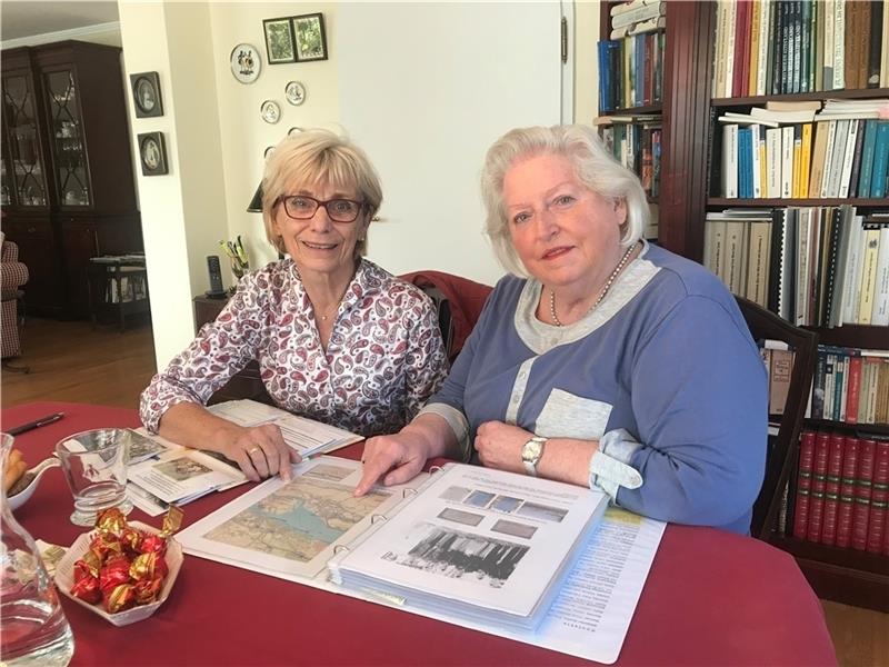 Christa Dyroff (links) und Monika Genz erforschen die Kriegsauswirkungen in Neuenfelde. Foto: Lepél