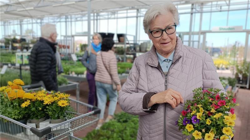 Christa Nickel möchte ihren Balkon mit Minipetunien, Margeriten und Ranunkeln zum Leuchten bringen.