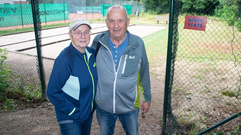 30.000 Euro für ein Boulefeld? Das sagt Dollerns Bürgermeister Christa und Jost Klein sind froh, jetzt auch in Dollern Boulen zu können.