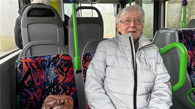 Christel Mai hat keinen Führerschein. Den Bus nimmt sie ungern, weil die Fahrt ihr zu teuer ist.