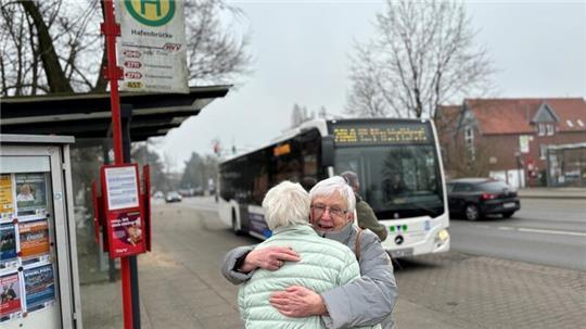Christel Mai verabschiedet sich in Buxtehude von ihrer Freundin. Die beiden wohnen viereinhalb Kilometer voneinander entfernt. Um die Strecke mit dem Bus zu fahren, sind insgesamt 7,40 Euro fällig.