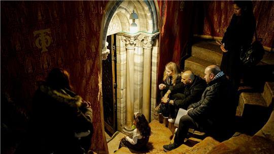 Christen sitzen auf den Stufen der Grotte unter der Basilika, dem angeblichen Geburtsort Jesu Christi, in der Geburtskirche in Bethlehem.