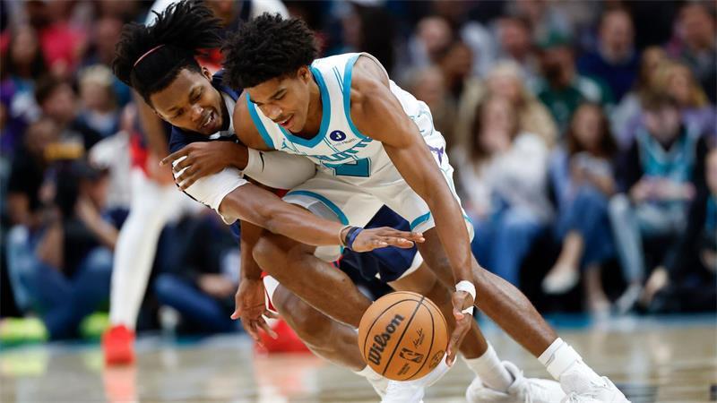 OKC siegt nach Schock - Schröder in NBA auf Erfolgskurs Christian Anderson (r.) spielt seine erste Saison in der NBA.