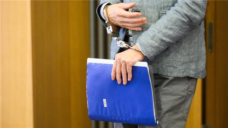 Verdächtiger bald frei - Bleibt Maddies Schicksal ungeklärt? Christian B. kommt in Handschellen und mit einem Aktenordner in der Hand in den Gerichtssaal im Landgericht Braunschweig. Der auch im Fall Maddie Verdächtige ist vom Landgericht Braunschweig vom Vorwurf mehrerer schwerer Sexualstraftaten freigesprochen worden.