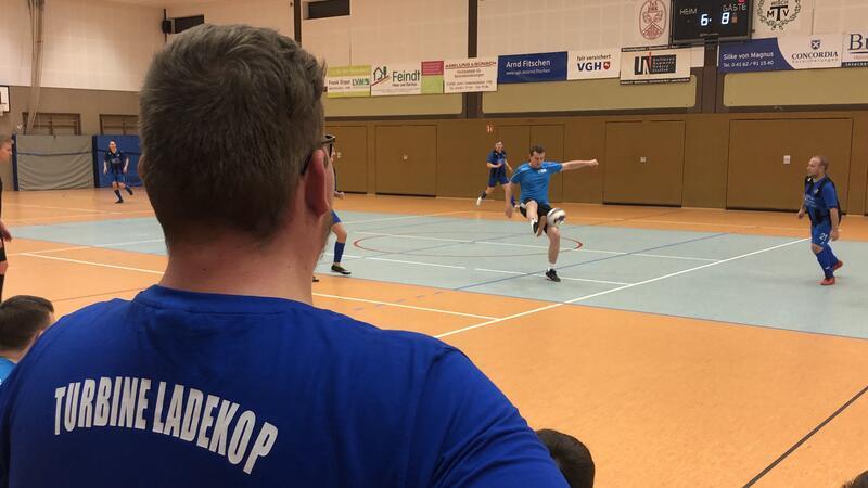 Christian "Big C" Suhr schaut zufrieden aufs Spielfeld. Seine Mannschaft gewinnt das erste Gruppenspiel.