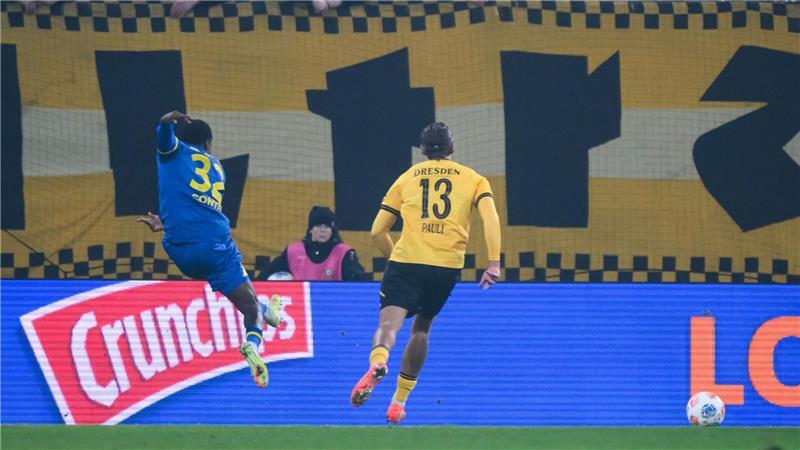 Braunschweig schlägt spät zurück: 3:2-Sieg in Dresden Christian Conteh (Eintracht Braunschweig, l) erzielt vor den Augen von Julian Pauli (Dynamo Dresden) das Tor zum 0:2.