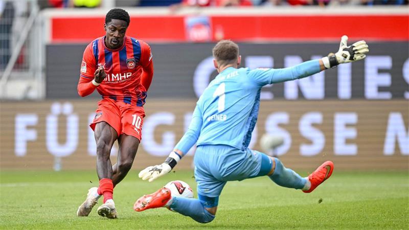 Heidenheim trifft spät gegen dezimiertes Holstein Kiel Christian Conteh brachte Schwung in das Heidenheimer Spiel.