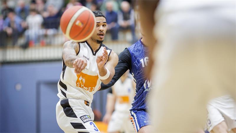 Überflieger Cook schlägt beim VfL voll ein und genießt deutsches Bier Christian Cook lenkt das Spiel des VfL Stade, sucht nicht überehrgeizig jeden Abschluss.