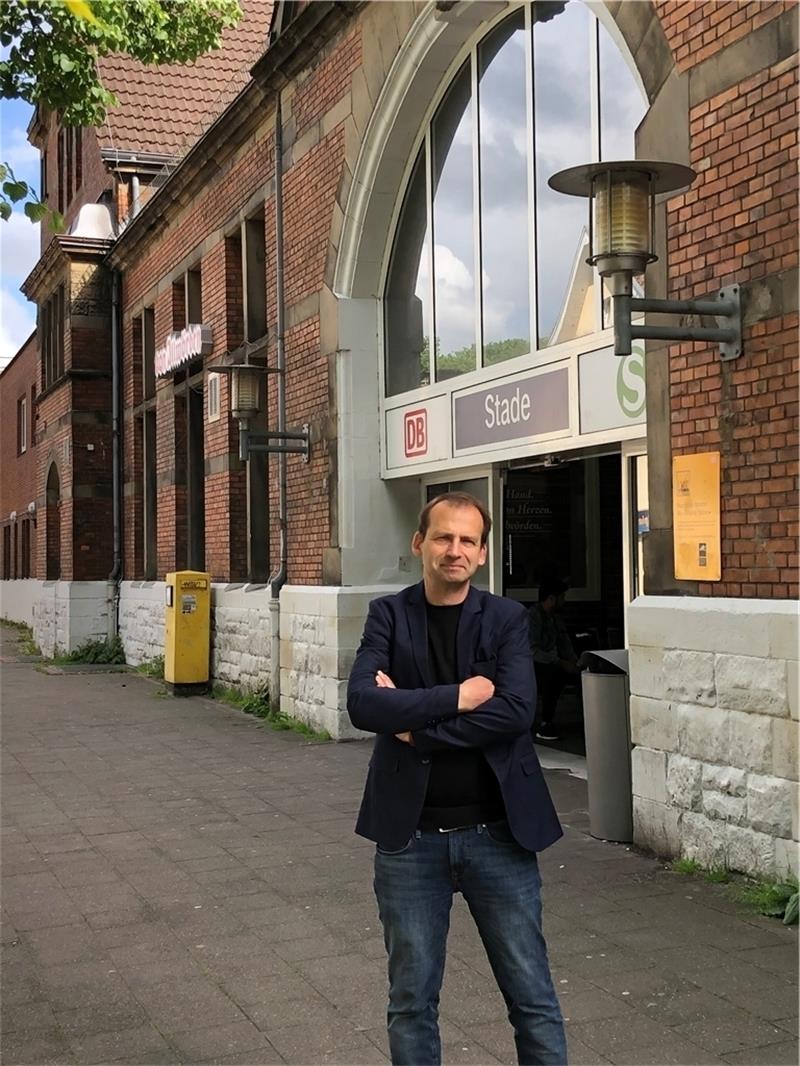 Christian Demski hat viel zu kritisieren am Stader Bahnhof. Fotos: Strüning