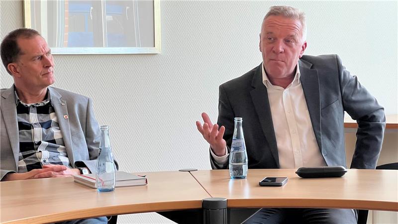 Christian Deppe (Dow, links) und Udo Alpers (Sparkasse Stade-Altes Land).