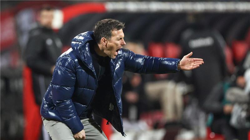 Christian Eichner bekommt bei der Klatsche in Nürnberg einen dicken Hals.