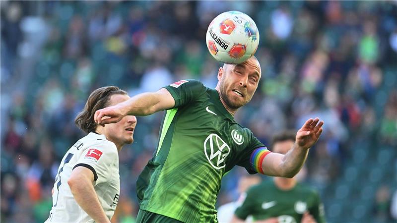 Christian Eriksen vom VfL Wolfsburg (r).