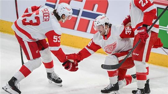 Christian Fischer (36) von den Detroit Red Wings feiert mit seinem Teamkollegen Moritz Seider (53).