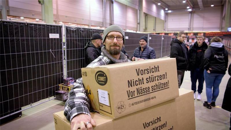 Christian Frank trägt seine zahlreichen Erwerbungen mit Fassung.
