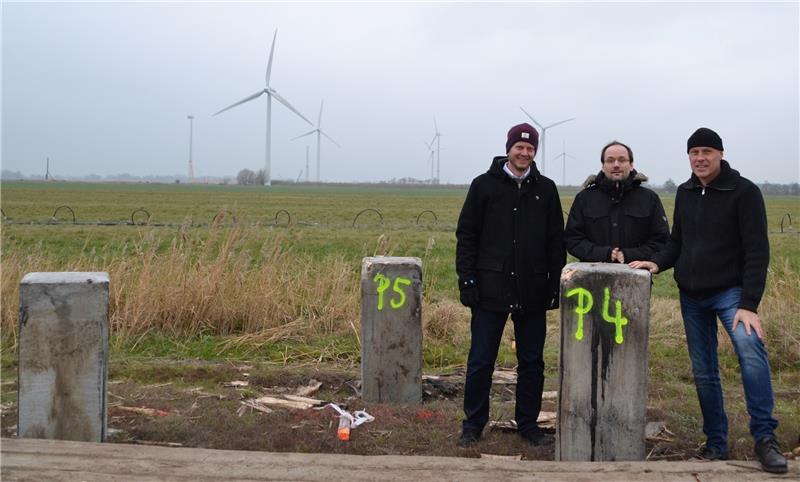 Christian Fröhling und Nils Glaesener (beide vom Ingenieurbüro Fröhling&Rathjen) besichtigen mit Jürgen Goldenstein von Bürgerwindpark Oederquart (von links) die Baustelle für den Windpark Wetterdeich. In unterschiedlichen Tiefen wurden dor