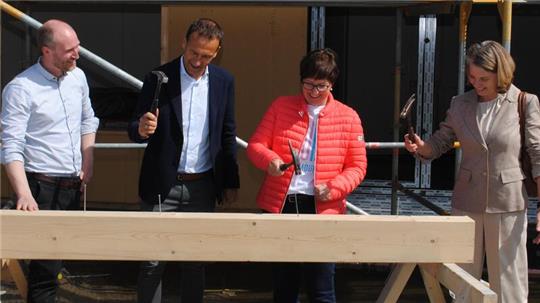 Offizieller „Nagelschlag“: Christian Frühling (HBI), Sven Geertz (HBI), Buxtehudes Bürgermeisterin Katja Oldenburg-Schmidt und Stadtbaurätin Michaela Springhorn (von links).