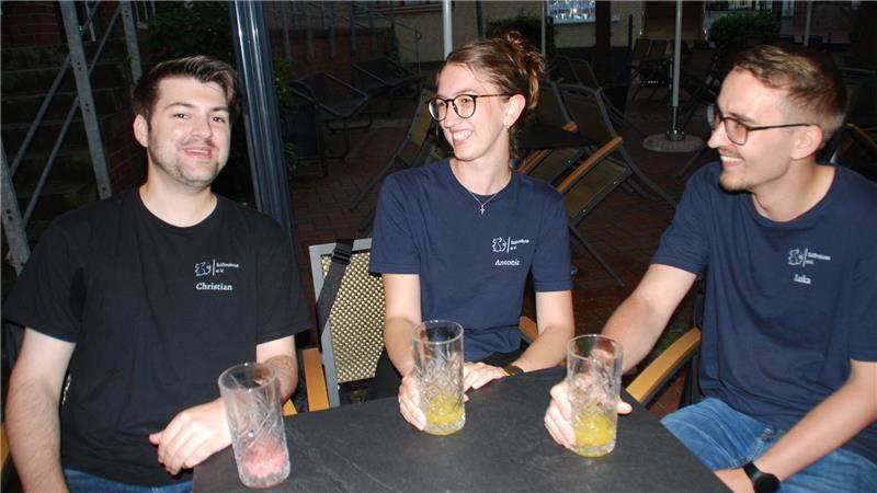 Christian Hagedorn (links), Antonia Wöltjen und Luka Jereczek - drei der elf Freunde, die sich in ihrer Freizeit für Kinder und Jugendliche engagieren.