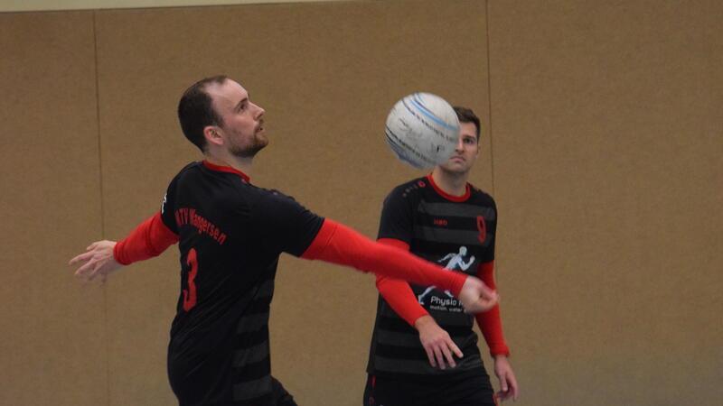 Top-Team der Bundesliga kauft MTV Wangersen den Schneid ab Christian Hagenah (links) legt für Christian Struck vor.