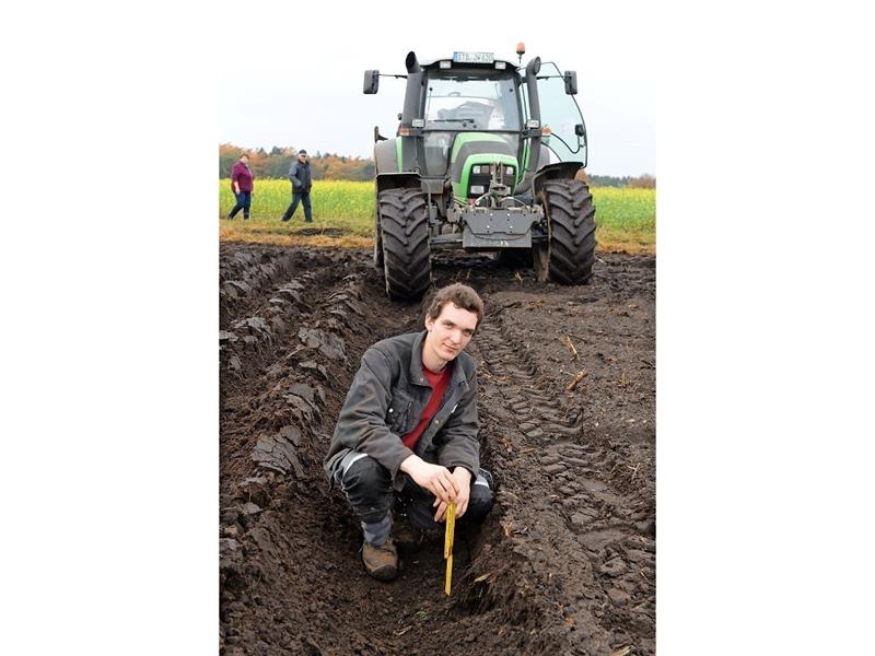 Christian Hauschildt misst die Furchentiefe nach.