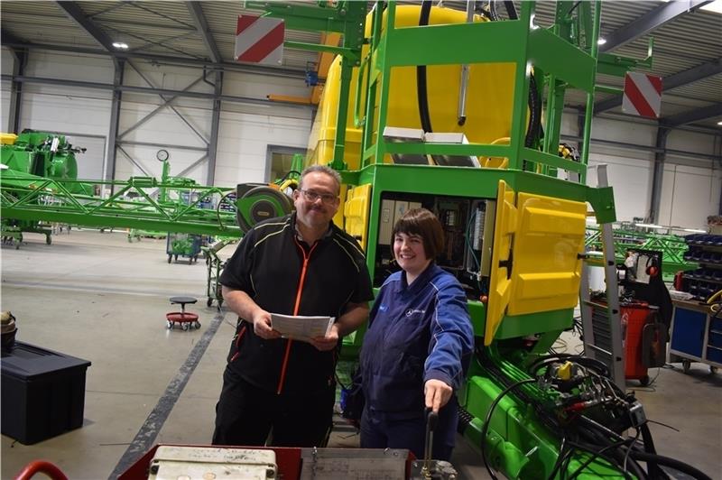 Christian Heiland, Teamleiter der Elektrik, bei einer Besprechung mit seiner Kollegin Katharina Wulf (22). Die Altländerin hat – nach einem Praktikum – bei der Herbert Dammann GmbH in Hedendorf eine Ausbildung zur Land- und Baumaschinen-Mec