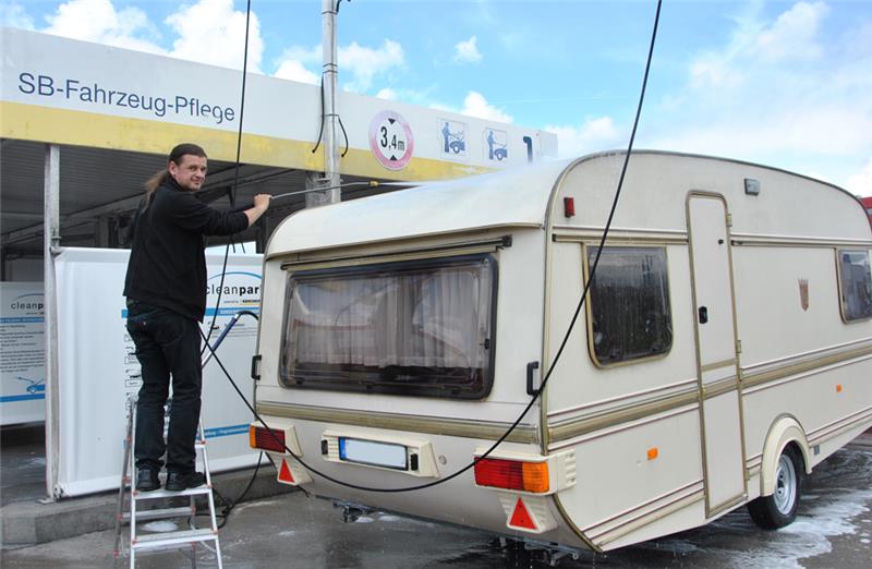 Christian Herwede macht seinen Wohnwagen fürs Festival fertig. Fotos: Lohmann