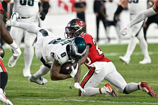 Christian Izien (r) von den Tampa Bay Buccaneers gegen D'Andre Swift von den Philadelphia Eagles.
