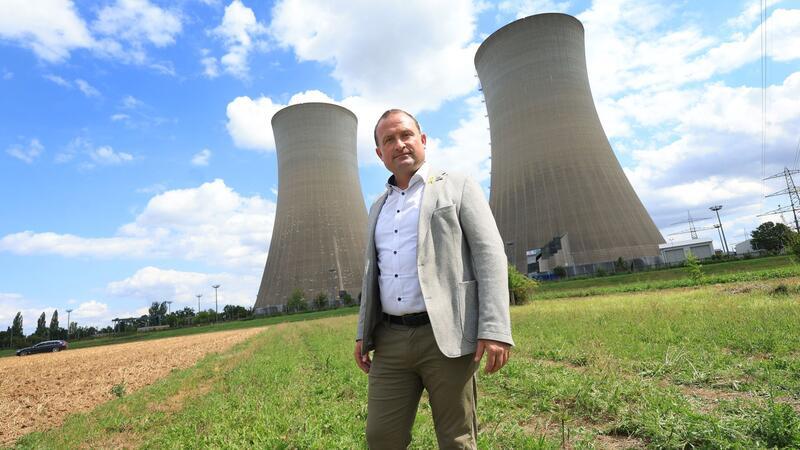 Symbole einer Hochrisikotechnologie nur noch ein Schuttberg Christian Keller wartet auf die Sprengung der Kühltürme des stillgelegten Atomkraftwerks Grafenrheinfeld.