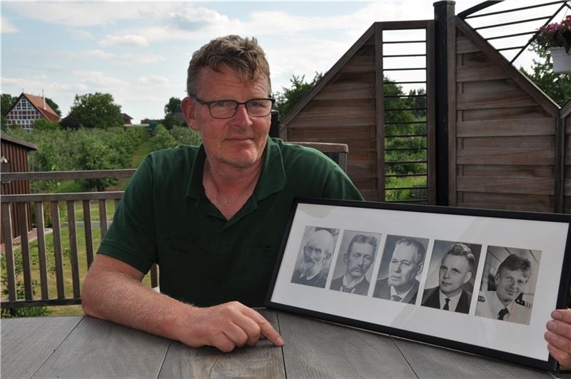 Er ist Lotse in fünfter Generation Christian Köpke entspannt sich auf der Terrasse seines Hauses direkt am Elbdeich, wo schon seine Oma wohnte. Er ist Lotse in fünfter Generation und zeigt stolz die Reihe seiner Vorfahren, rechts auf dem Foto ist er neben seinem Vater Werner