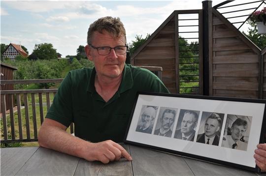 Christian Köpke entspannt sich auf der Terrasse seines Hauses direkt am Elbdeich, wo schon seine Oma wohnte. Er ist Lotse in fünfter Generation und zeigt stolz die Reihe seiner Vorfahren, rechts auf dem Foto ist er neben seinem Vater Werner