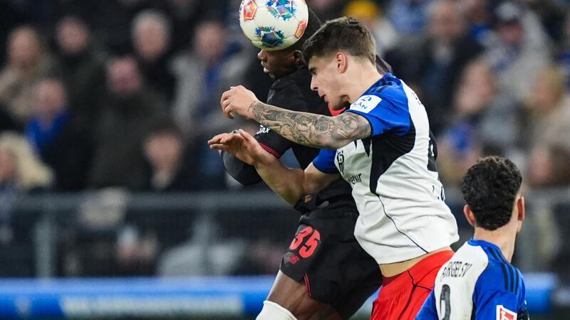 Christian Kofane (Bayer Leverkusen) im Kopfballduell mit Luka Vuskovic (Hamburger SV). Rechts Daniel Elfadli (Hamburger SV).