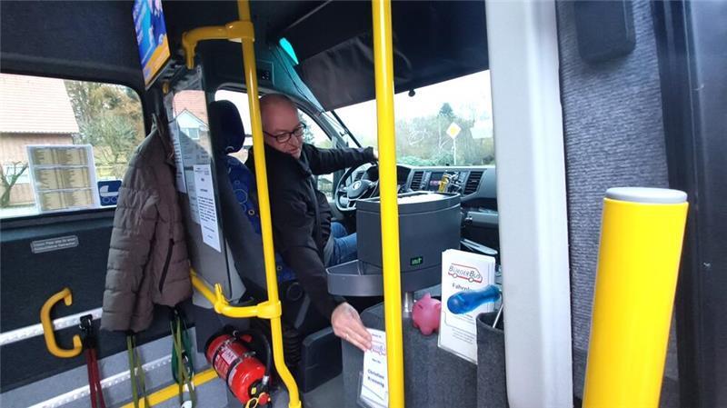 Christian Krammig zeigt das Fach, in dem der Name des aktuellen Fahrers abzulesen ist.
