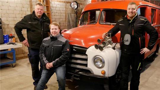 Christian Krentzel, Niklas Küllmar und Stephan Gerken (von links) haben extra einen Verein für den alten Opel Blitz gegründet.