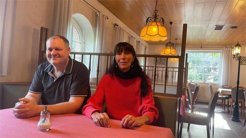 Christian Kröncke mit Maklerin Matina Schütt im Kaminzimmer.