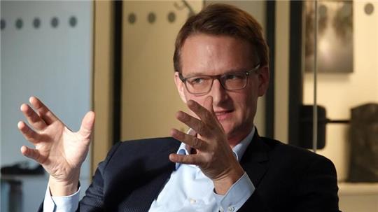 Christian Kunsch, Vorsitzender der Geschäftsführung am Hamburg Airport, spricht während eines Interviewtermins.