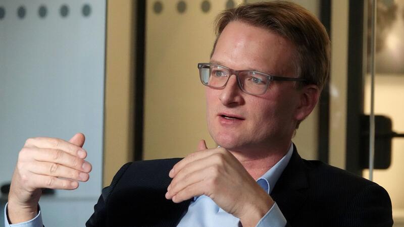 Christian Kunsch, Vorsitzender der Geschäftsführung am Hamburg Airport, spricht während eines Interviewtermin.