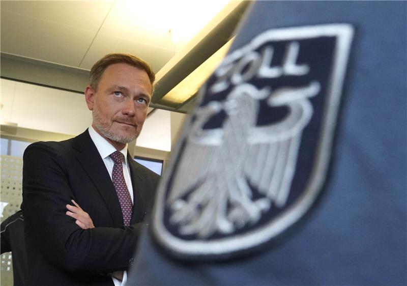 Christian Lindner (FDP), Bundesminister der Finanzen, steht neben Zollinspektoren in der Zollabfertigung im Zollamt Hamburg. Lindner hat die bundesweite Bilanz des Zolls 2022 vorgestellt. Foto: Marcus Brandt/dpa