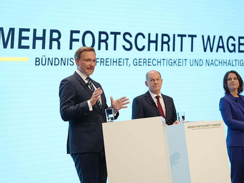 Christian Lindner, Parteivorsitzender der FDP (l-r), Olaf Scholz, SPD-Kanzlerkandidat und geschäftsführender Bundesfinanzminister und Annalena Baerbock, Bundesvorsitzende von Bündnis 90/Die Grünen stellen auf einer Pressekonferenz den gemeinsamen Koalitionsvertrag der Ampel-Parteien von SPD, Bündnis 90/Die Grünen und FDP für die künftige Bundesregierung vor. Foto: Kay Nietfeld/dpa