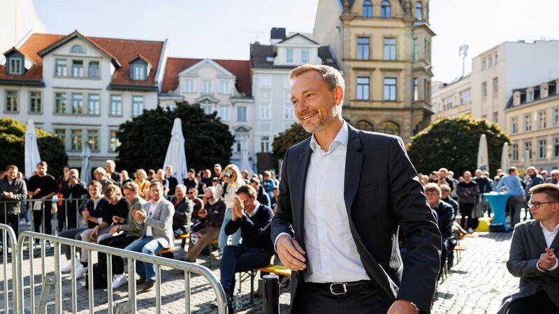 Lindner: „Die Verrohung ist offensichtlich“ Christian Lindner bei einem Termin in Braunschweig während des Wahlkampfes im Jahr 2022. Sein eigenes Verhalten will er angesichts der jüngsten Angriffe auf Politiker nicht ändern (Archivbild).