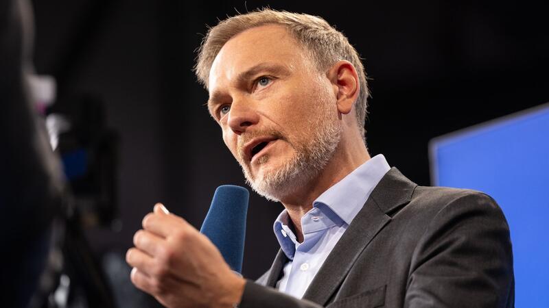 Lindner hinterfragt Ausgabenpolitik von Baerbock und Schulze Christian Lindner hat die Ministerien zum Sparen aufgerufen, mehrere Ressorts fordern allerdings mehr Geld.