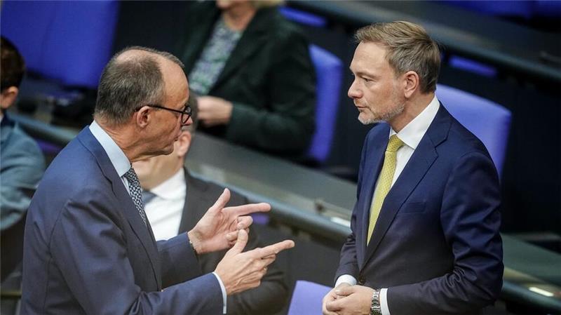 Christian Lindner (r) will gerne mit Friedrich Merz regieren - aber einer Meinung sind sie nicht immer. (Archivbild)
